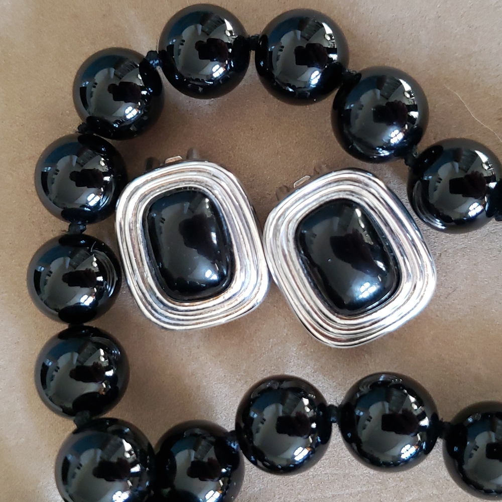 🔥HP🔥VTG Christian Dior clip on cabochon Earrings, black center, signed